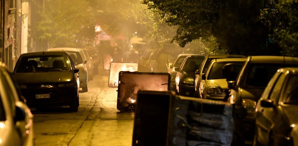 Εξάρχεια: «Βροχή» οι μολότοφ εναντίον των ΜΑΤ έξω από το Πολυτεχνείο