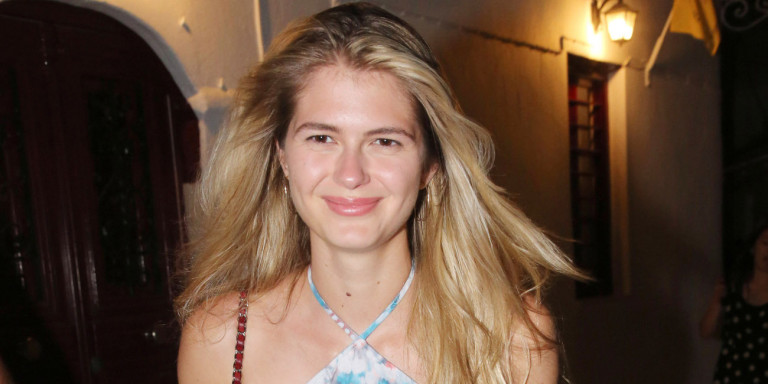 Στην Μύκονο η Αμαλία Κωστοπούλου: Διακοπές με τον πατέρα της (φωτο)