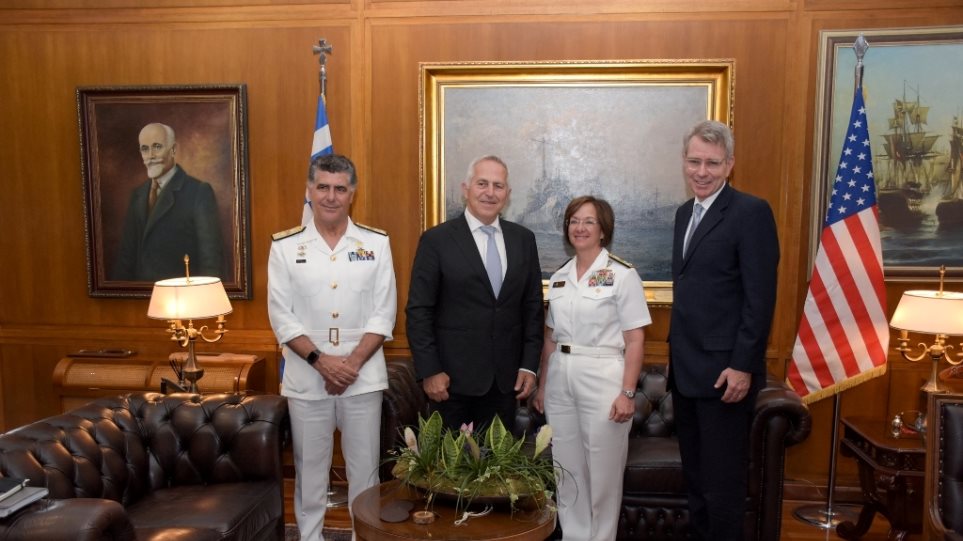 Ο Ευάγγελος Αποστολάκης υποδέχθηκε την διοικητή του 6ου Στόλου των ΗΠΑ (φωτο-βίντεο)