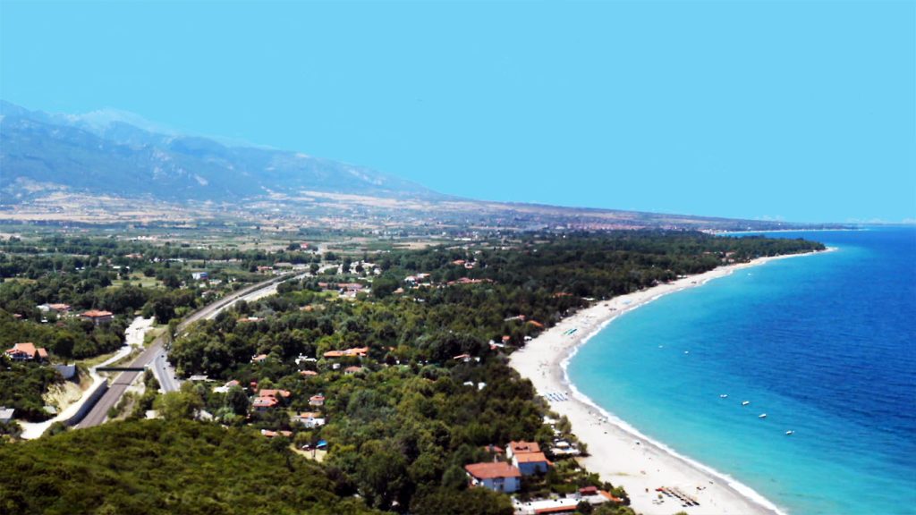 Σε αυτό το μέρος της Ελλάδας κάνεις μπάνιο κάτω από ένα κάστρο (βίντεο)