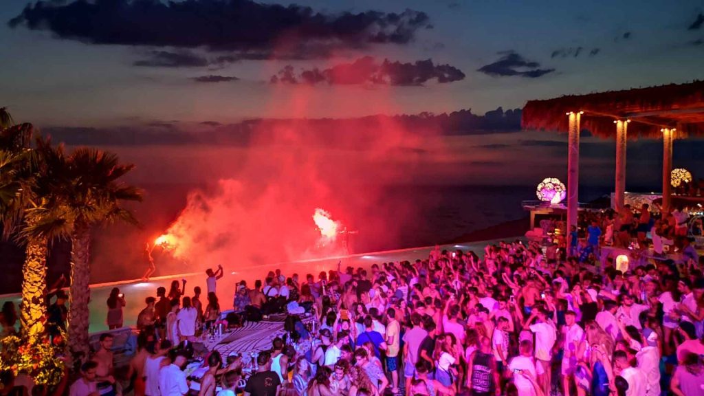 24 ώρες νύχτα: Το ελληνικό νησί του αέναου πάρτι με τα 365 clubs που δεν κοιμάται ποτέ – Και δεν είναι η Μύκονος…