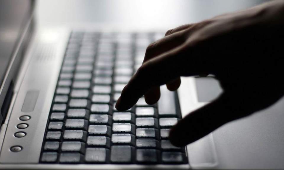 Απίστευτο: Είχε φτιάξει τιμοκατάλογο και πουλούσε τις φωτογραφίες της 5χρονης αδερφής της