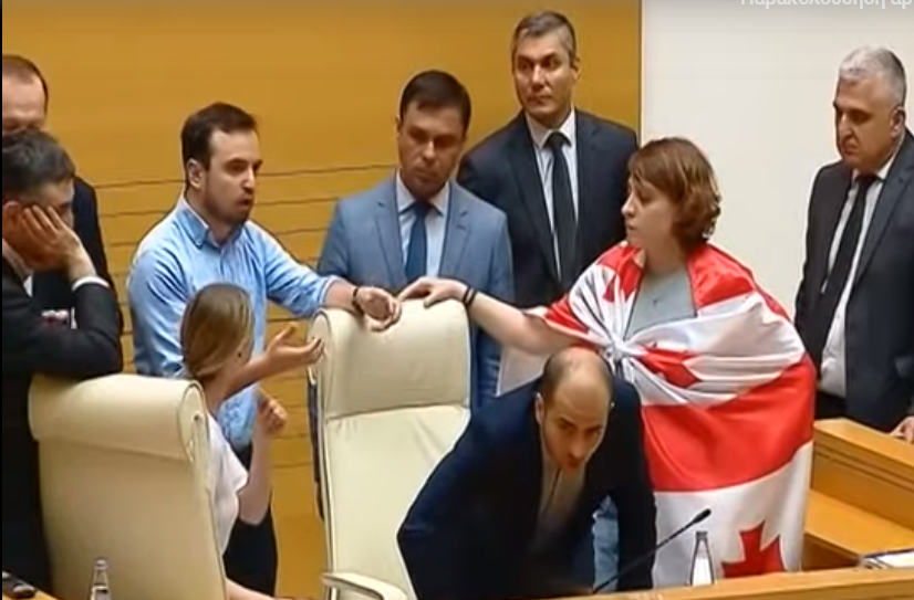 Κινδύνευσαν βουλευτές του ΣΥΡΙΖΑ μετά από «ντου» στην Βουλή της Γεωργίας (βίντεο)