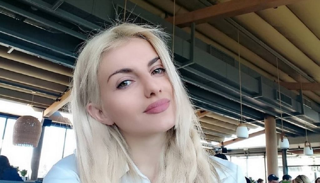 Aσημίνα Ουστάλλι: Ξεσηκώνει το instagram με το κόκκινο φόρεμά της (φωτο)