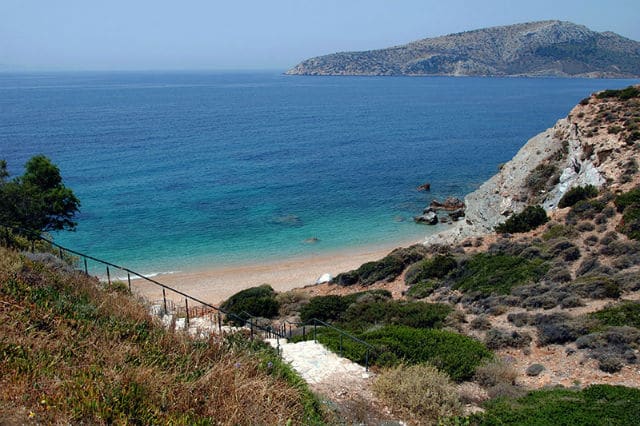 H «κρυφή» παραλία της Αττικής με τα 99 σκαλοπάτια που θυμίζει ελληνικό νησί (βίντεο-φωτο)