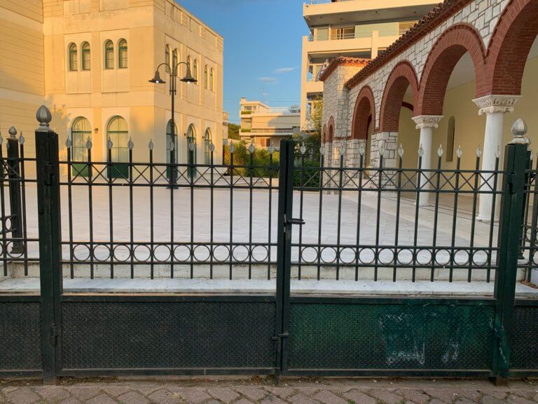 Βριλήσσια: 11χρονος καρφώθηκε στα κάγκελα εκκλησίας (φωτο)