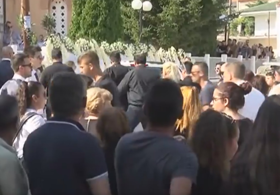 Ράγισαν καρδιές στην Αταλάντη: Σε λευκά φέρετρα κηδεύτηκαν τα δύο αδέρφια