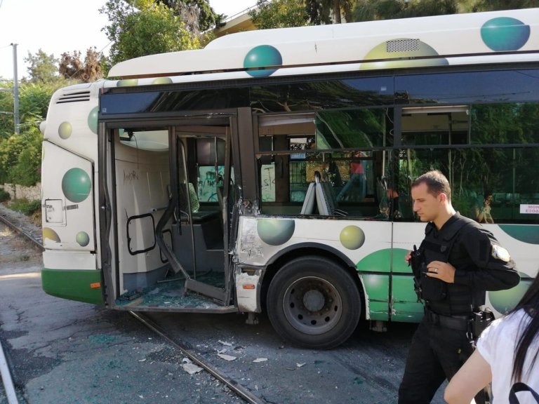 Μαρτυρίες για τη σύγκρουση λεωφορείου: «Βλέπαμε τον προαστιακό να έρχεται, αγκαλιαστήκαμε οι επιβάτες» (βίντεο)