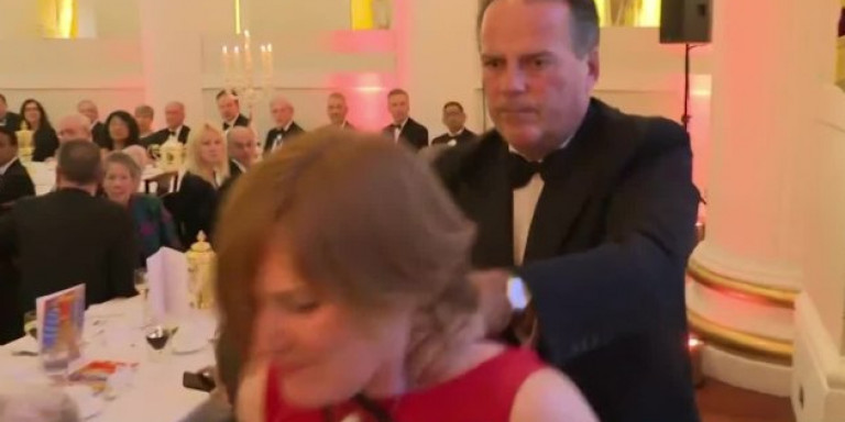 Βρετανία: Σε διαθεσιμότητα ο υφυπουργός Εξωτερικών που επιτέθηκε σε ακτιβίστρια της Greenpeace (βίντεο)