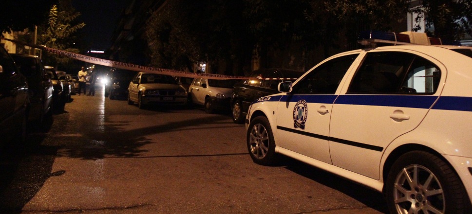 Εξάρχεια: Νεαροί για να κρυφτούν έσπασαν τζάμι πολυκατοικίας – Έντρομοι οι κάτοικοι (φωτο)