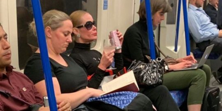 Viral: Η κυρία με στιλ Αννα Γουίντορ που πίνει τζιν τόνικ σε κολωνάτο ποτήρι μέσα στο μετρό (φωτο)