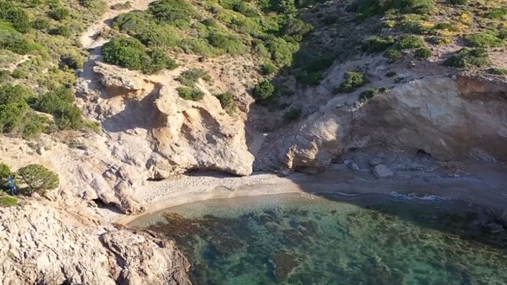 Τσίου: Η άγνωστη πανέμορφη παραλία που βρίσκεται μόλις 45 λεπτά από την Αθήνα (βίντεο)