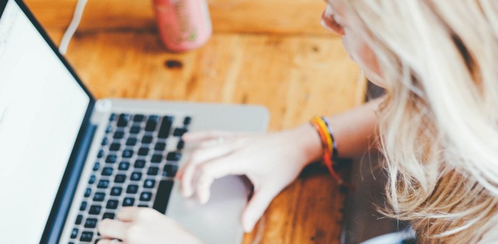 Τι πρέπει να προσέξεις εάν «κλείσεις» τις διακοπές σου μέσω διαδικτύου – Πως μπορούν να σε εξαπατήσουν