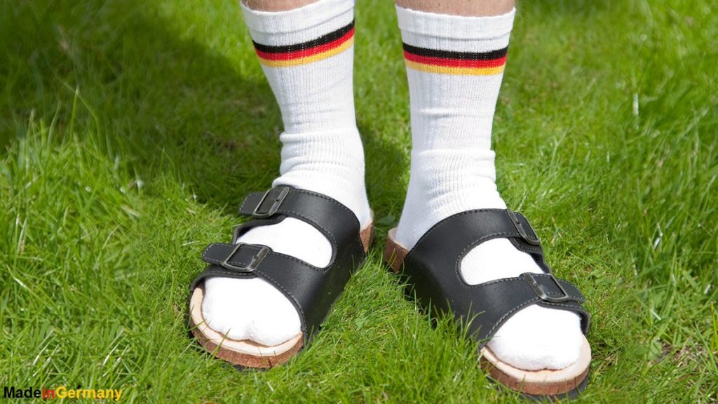 Η Γερμανική Πρεσβεία αυτοσαρκάζεται και εύχεται καλό καλοκαίρι -Με κάλτσα και σαγιονάρα