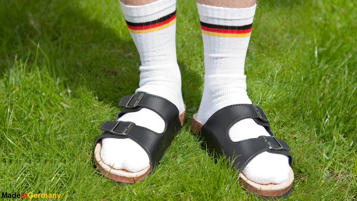 Η Γερμανική Πρεσβεία αυτοσαρκάζεται και εύχεται καλό καλοκαίρι -Με κάλτσα και σαγιονάρα