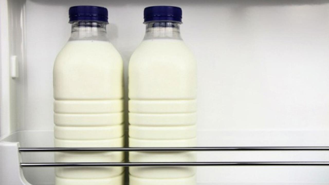 Αυτός είναι ο λόγος που δεν πρέπει να βάζετε το γάλα στην πόρτα του ψυγείου το καλοκαίρι