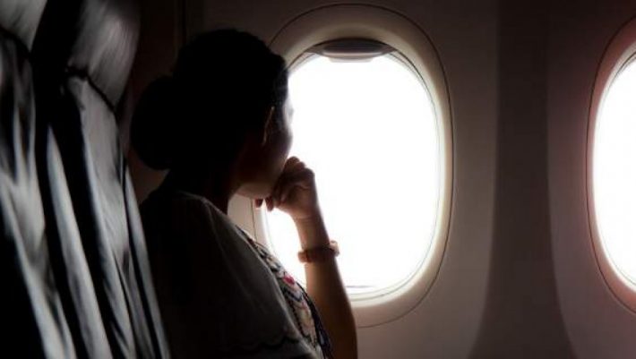Το ψέμα που πιστεύεις ακόμα: Γιατί σβήνουν τα φώτα στο αεροπλάνο πριν την απογείωση