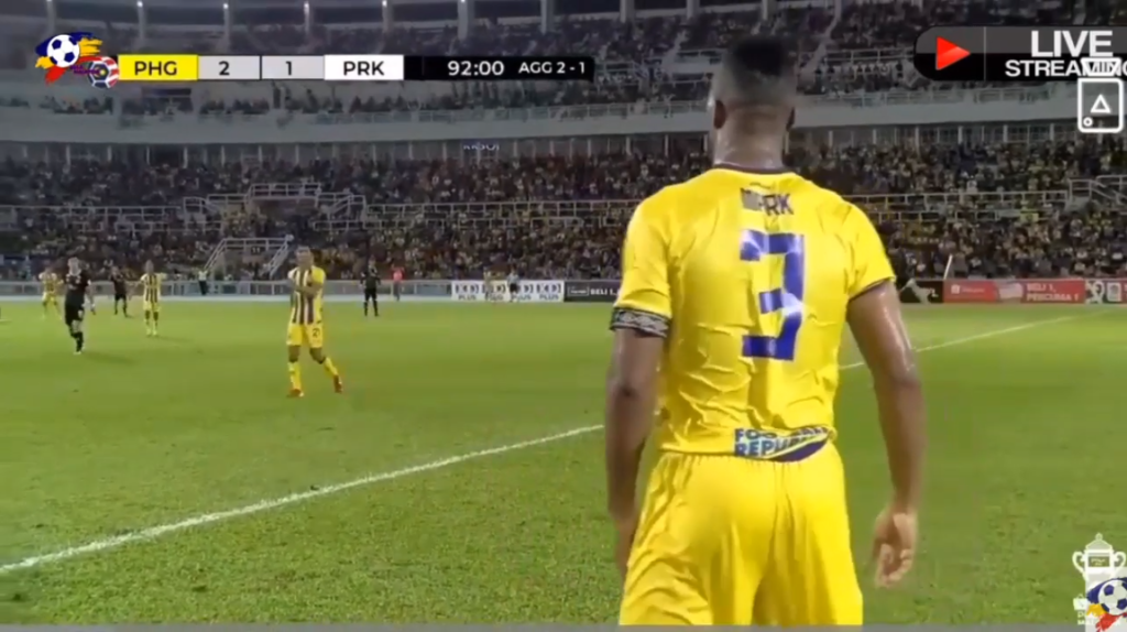 Εκπληκτικό γκολ με απευθείας εκτέλεση φάουλ πίσω από τη σέντρα! (βίντεο)