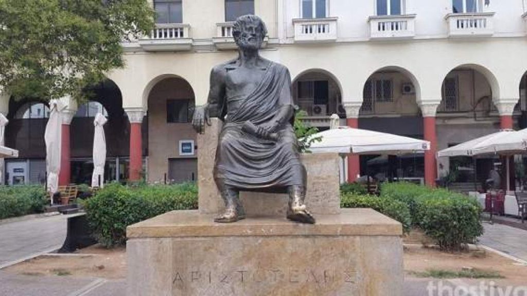Θεσσαλονίκη: Έγραψαν με σπρέι «Ελλάδα, σκάσε» στο άγαλμα του Αριστοτέλη (φωτο)