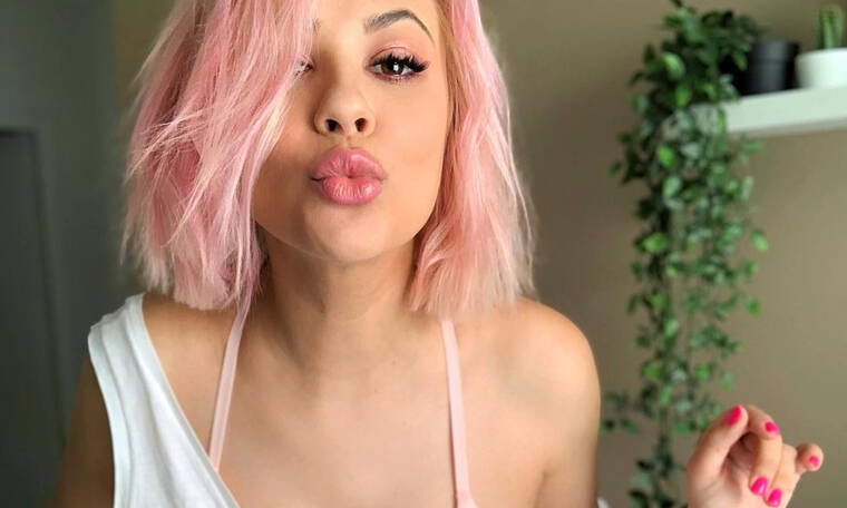 Λάουρα Νάργες: Δείχνει τους κοιλιακούς της μέσα σ’ ένα μαγιό που κόβει την ανάσα (βίντεο)