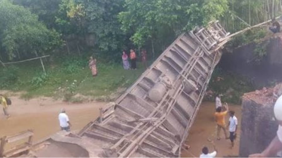 Μπαγκλαντές: 4 νεκροί και 100 τραυματίες από τον εκτροχιασμό τρένου (φωτο)