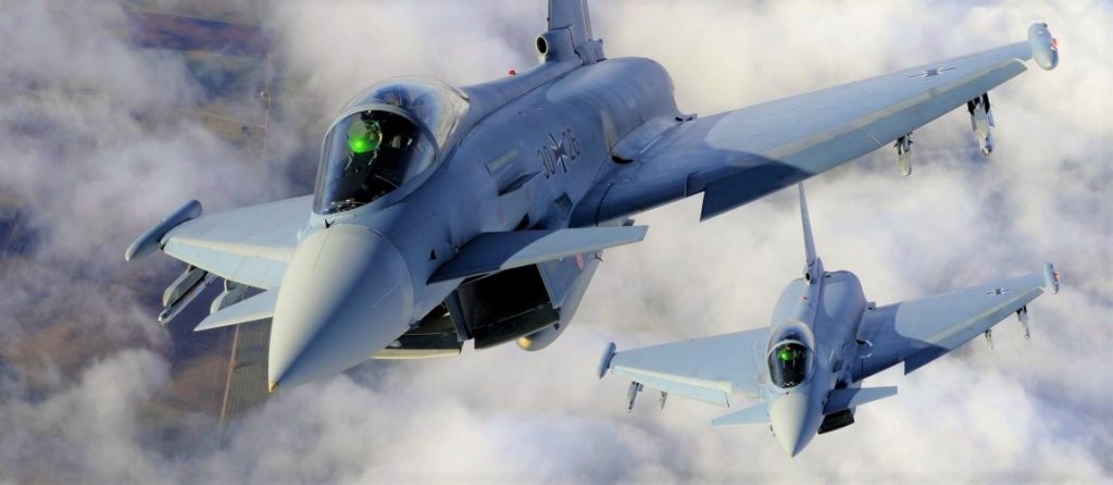 Δύο γερμανικά Eurofighter συγκρούστηκαν στον αέρα – Δείτε την στιγμή της συντριβής – Νεκρός ο πιλότος (upd, βίντεο)