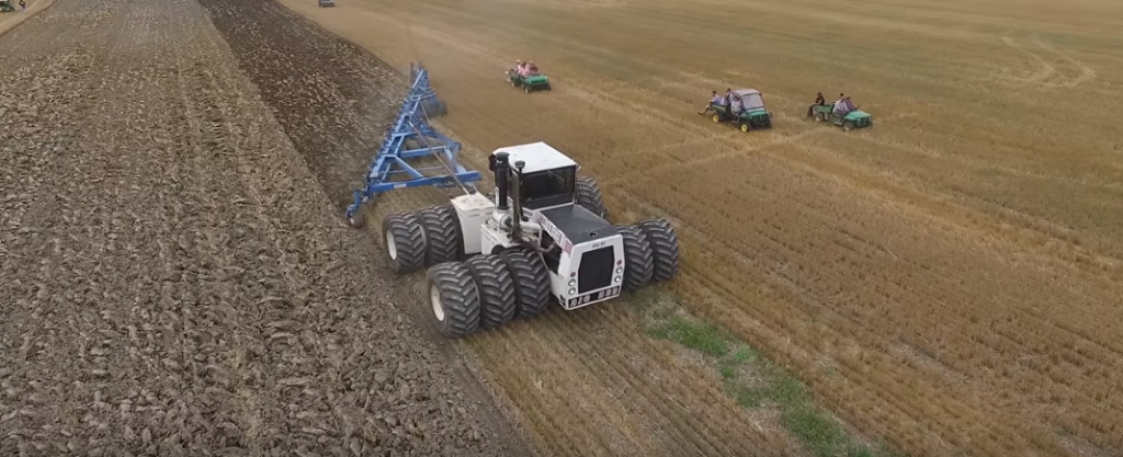 Αυτό είναι το μεγαλύτερο τρακτέρ του κόσμου – Δείτε τι μπορεί να κάνει (βίντεο)