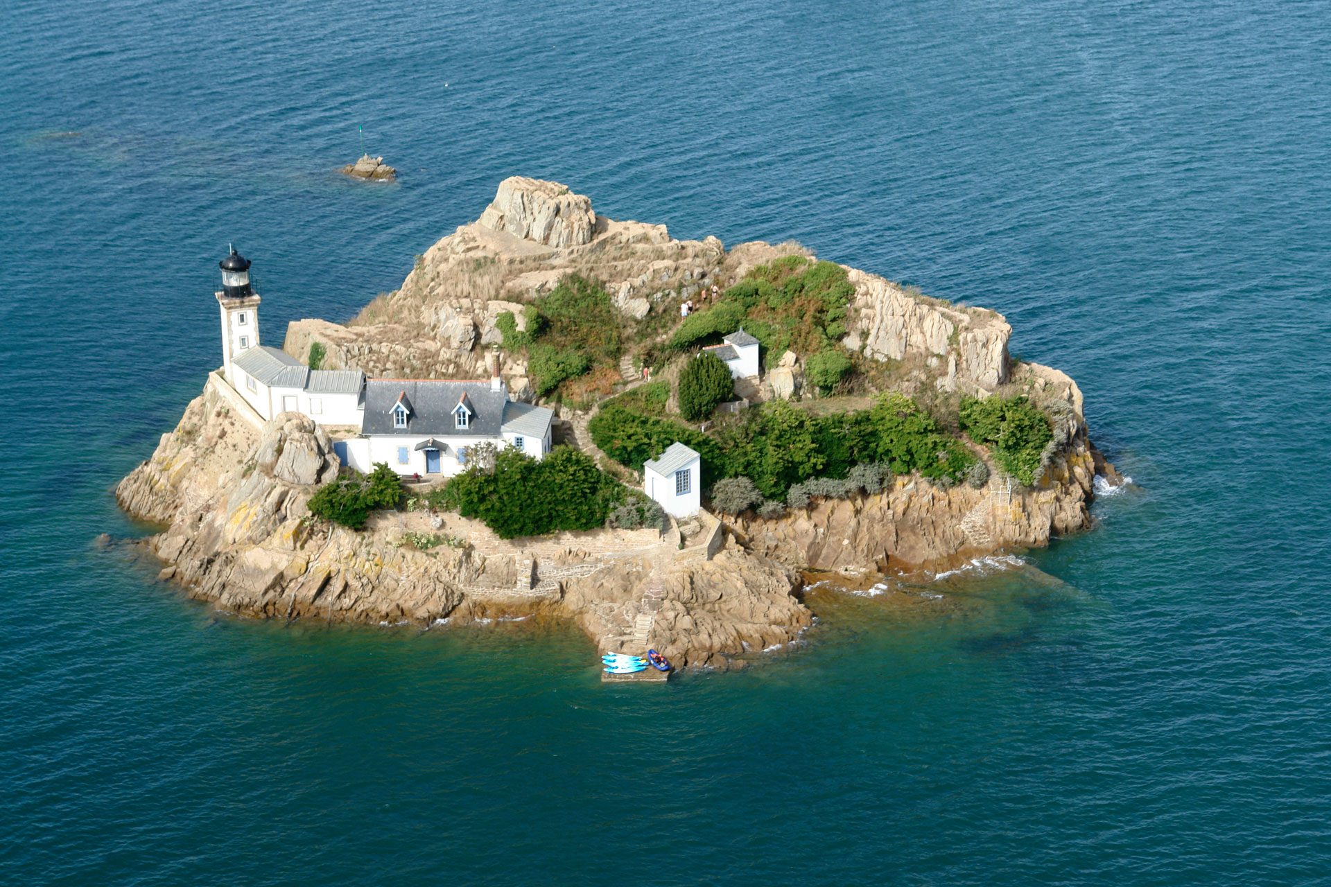 Αυτό είναι το νησί που νοικιάζεται ολόκληρο με 200 ευρώ για δύο βραδιές