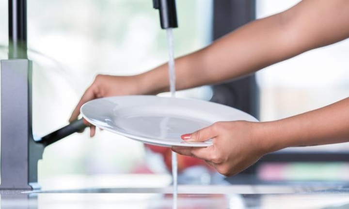 Γιατί δεν πρέπει να ξεπλένουμε τα πιάτα πριν τα βάλουμε στο πλυντήριο; –  Και δεν είναι το μόνο που κάνουμε λάθος