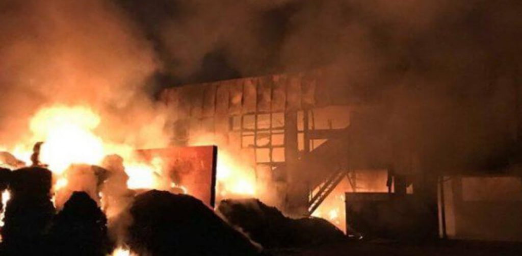 Φωτιά σε εργοστάσιο στο Σχηματάρι