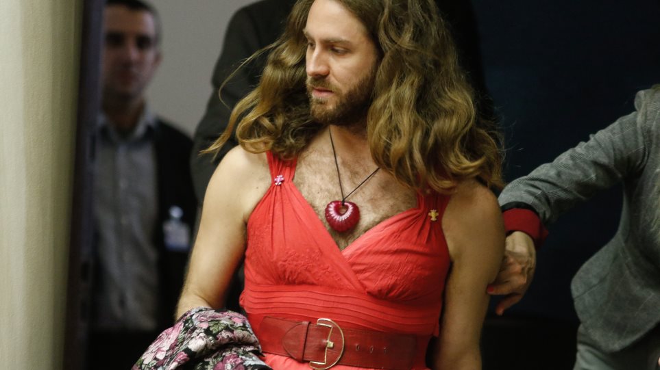 «Ξύρισμα διαμαρτυρίας»: Το Τζέισον Αντιγόνη ξύρισε το κεφάλι του για να ψηφίσουν όλοι ΣΥΡΙΖΑ (φώτο)