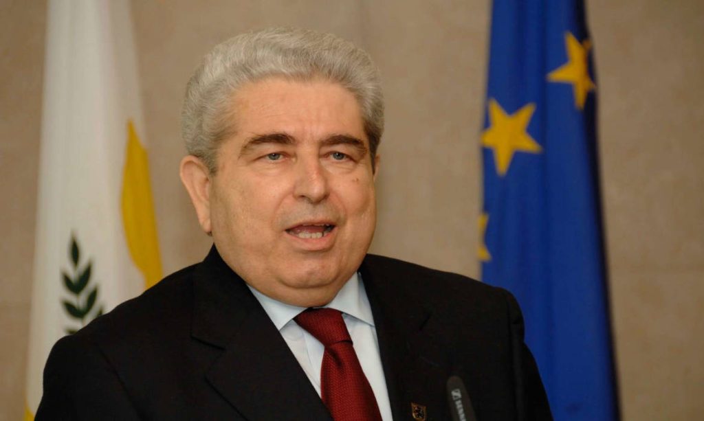 Πλήθος κόσμου στο «τελευταίο αντίο» στον Δημήτρη Χριστόφια (φωτο)