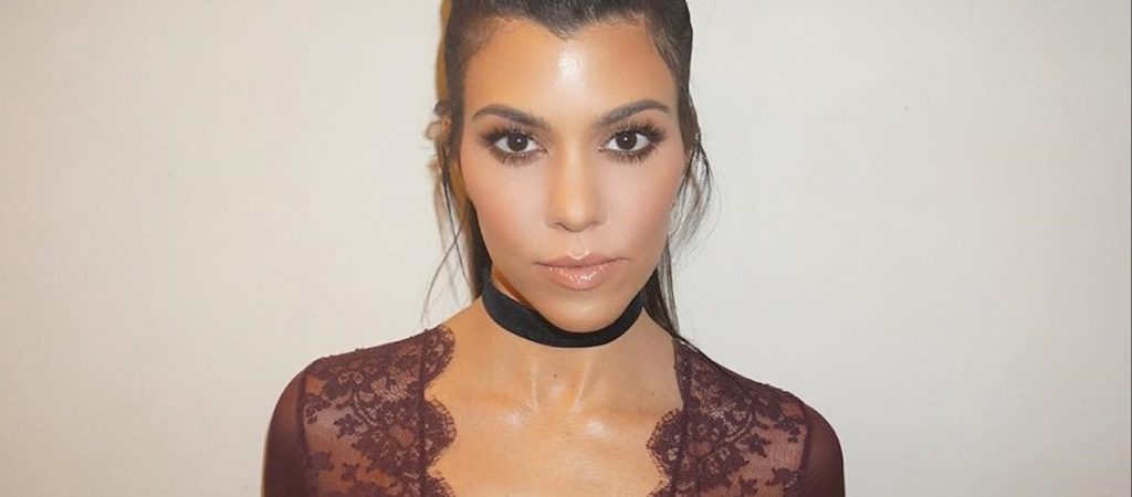 Η αισθησιακή πόζα της Κόρτνεϊ Καρντάσιαν «έριξε» το instagram – Η θάλασσα «χαϊδεύει» το κορμί της (φώτο)