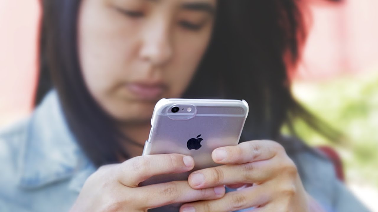 Ιταλία: Δήμος τοποθέτησε φούξια μαξιλαράκια σε στύλους για να προστατέψει όσους ασχολούνται με το κινητό τους