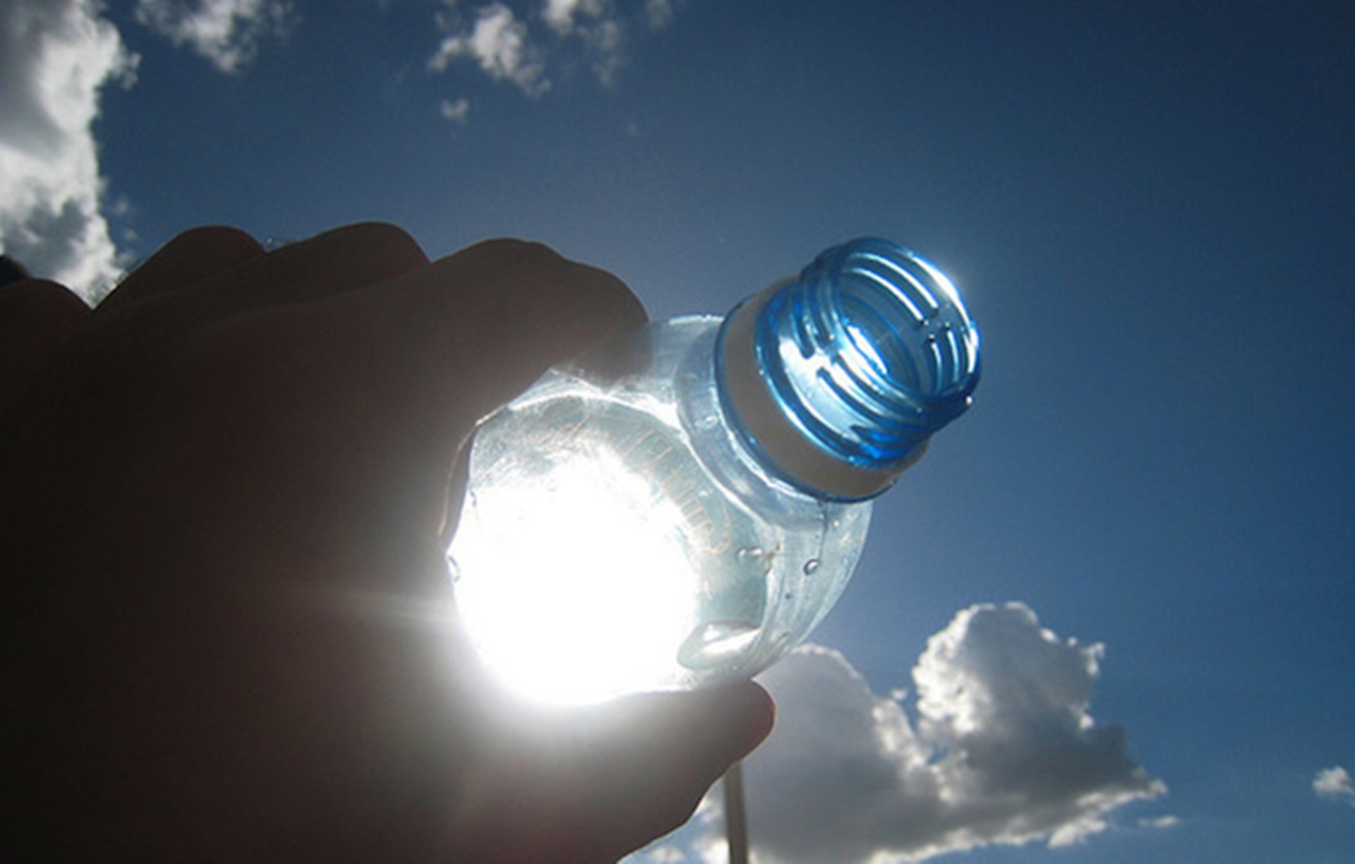 Αυτός είναι ο λόγος που δεν πρέπει να πίνετε νερό από πλαστικά μπουκάλια εκτεθειμένα στη ζέστη