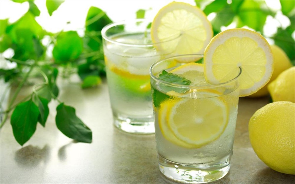Νερό με λεμόνι: Οι 7 λόγοι που το κάνουν ένα υγιεινό ρόφημα!