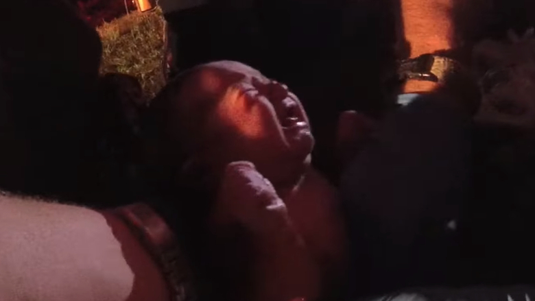 Καρέ-καρέ η διάσωση νεογέννητου μωρού που βρέθηκε μέσα σε πλαστική σακούλα (βίντεο)