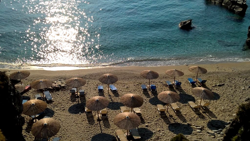 Βαθιά νερά, δωρεάν ξαπλώστρες: Ο λόγος που όλοι θέλουν σαν τρελοί να κολυμπήσουν σε αυτή την παραλία (φωτό)