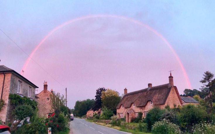 Ροζ ουράνιο τόξο στον ουρανό του Λονδίνου – Που οφείλεται το σπάνιο φαινόμενο (φώτο)
