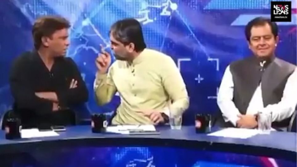 Σε ρινγκ μετατράπηκε εκπομπή στο Πακιστάν – Πολιτικός και δημοσιογράφος αντάλλαξαν γροθιές (βίντεο)