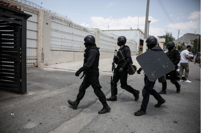 Μίνι καζίνο και εργαστήριο κατασκευής μαχαιριών βρήκαν τα ΕΚΑΜ στον Κορυδαλλό