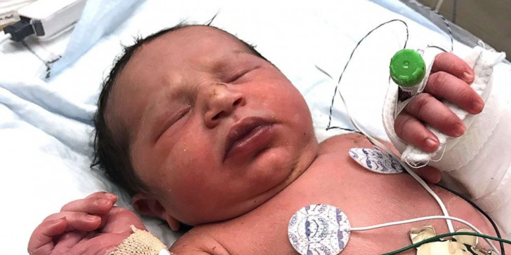 Συγκλονιστικό βίντεο: Αστυνομικοί βρίσκουν νεογέννητο μωρό ζωντανό μέσα σε σακούλα στο δάσος (βίντεο)