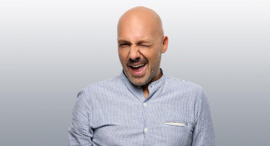 Νίκος Μουτσινάς: Έφαγε τούρτα φράουλα με καραμελωμένες ακρίδες (βίντεο)