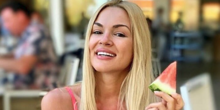 Βίκυ Κάβουρα: Εντυπωσιακή εμφάνιση σε παραλία της Μυκόνου με μπικίνι και χωρίς ρετούς (φωτο)