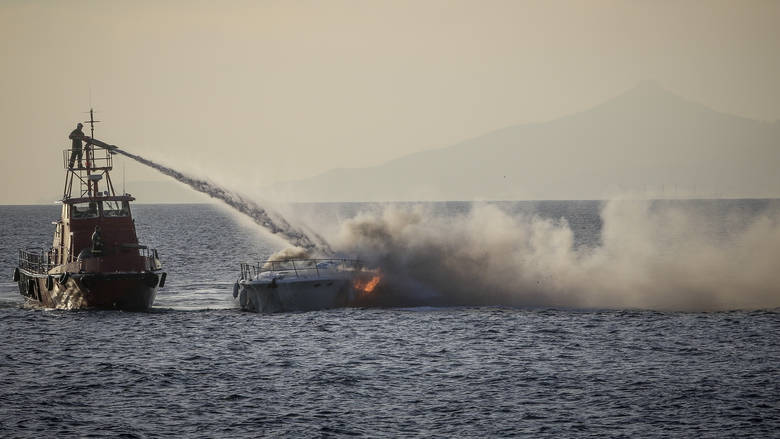Συναγερμός στο Βόλο: Φωτιά σε σκάφος στην παραλία