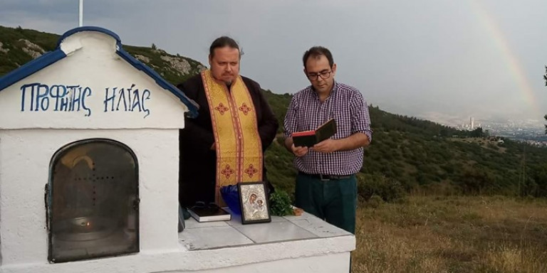 «Εμείς κάναμε αυτό που μας υπαγόρευσε η συνείδησή μας» – Ο ιερέας που τον κατέκριναν για τον αγιασμό στο Σέιχ Σου (φωτο)