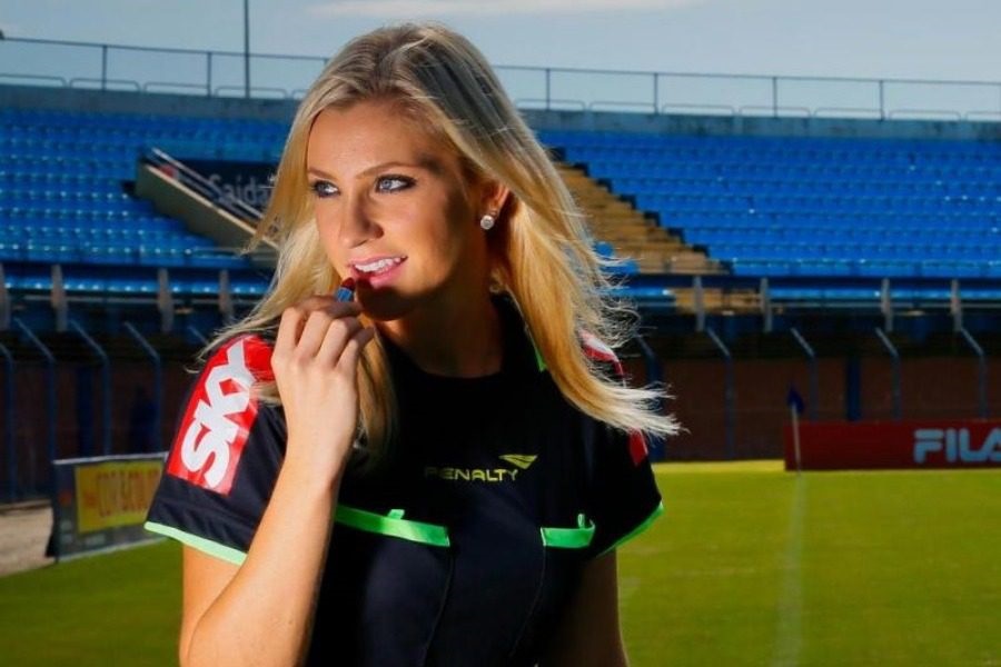 Αυτή είναι η πιο αισθησιακή διαιτητής ποδοσφαίρου που έχετε δει (φώτο)