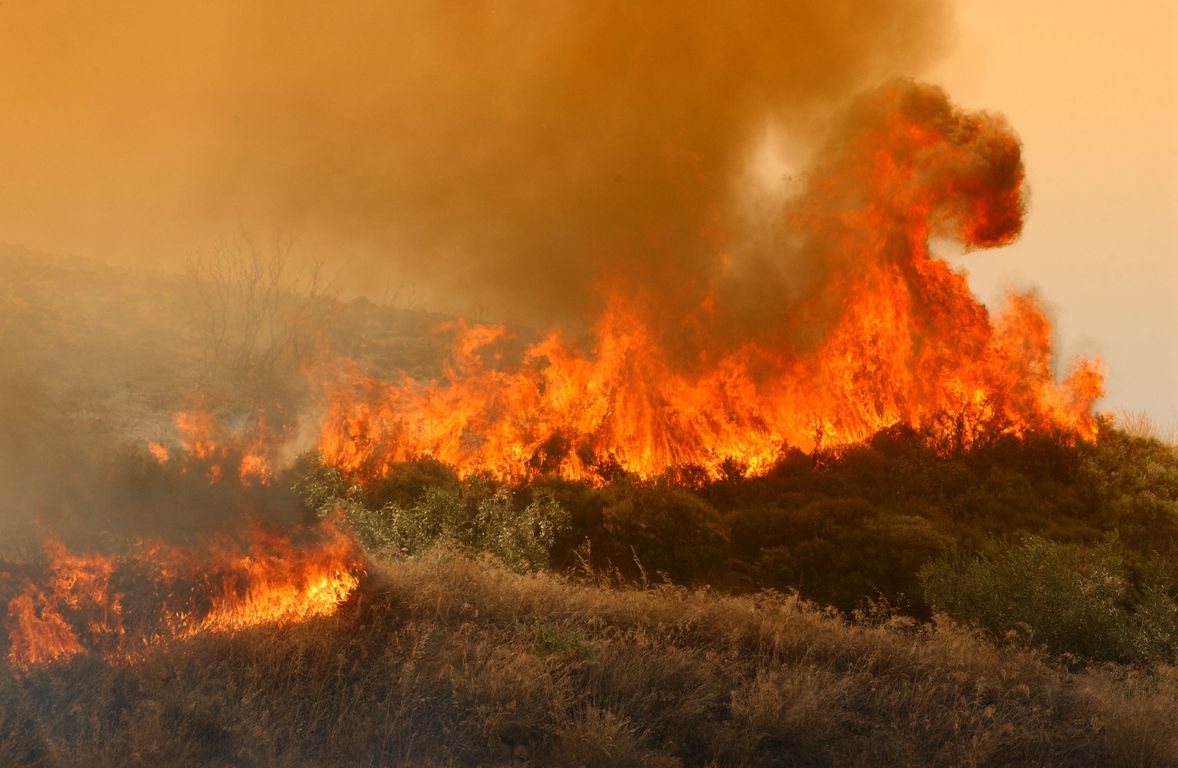 Σε εξέλιξη η πυρκαγιά στο Λαύριο – Εκκενώθηκε καταυλισμός