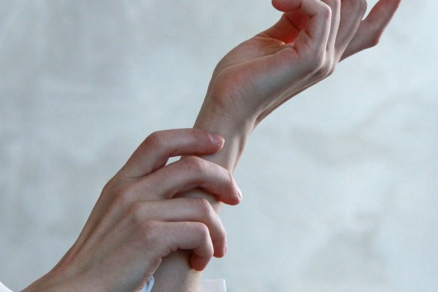 Αυτός είναι ο λόγος που δεν πρέπει ποτέ να καλύπτεις τους καρπούς σου στα ραντεβού