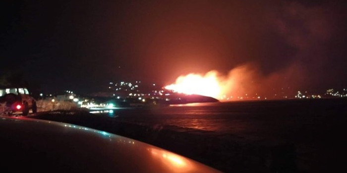 Φωτιά στην Κάρυστο: Εκκενώθηκαν εξοχικές κατοικίες – Nύχτα θρίλερ πέρασαν οι κάτοικοι